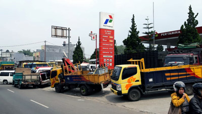 Sopir Pengangkut Sayur Mayur Tujuan Riau Mengeluh, Solar di Sumbar Langka